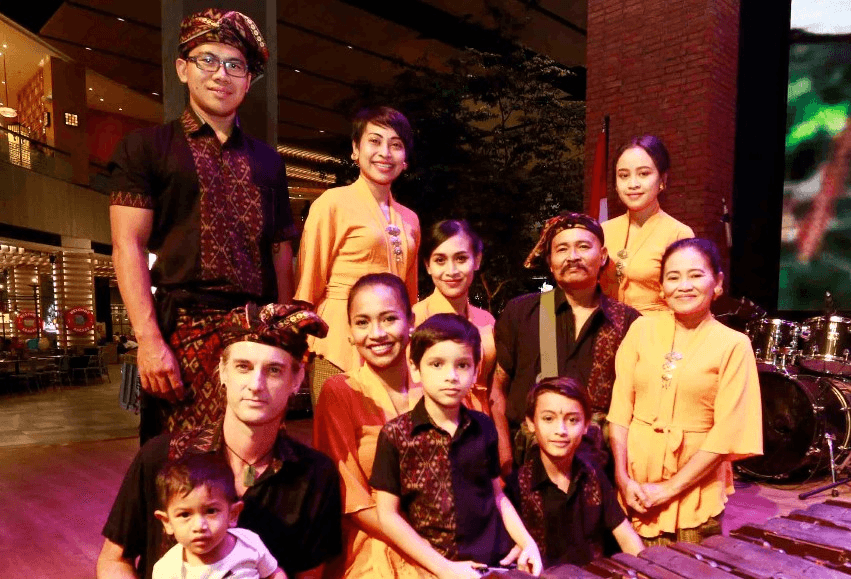 Vaughan Hatch and Putu Evie Suyadnyani, founders of Mekar Bhuana